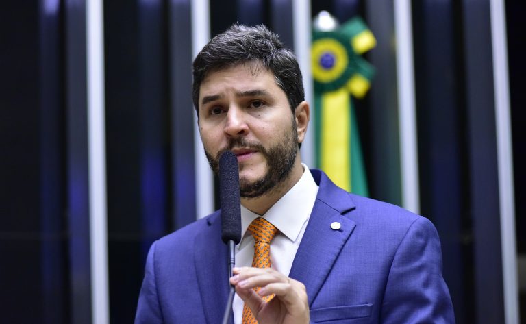 Maurício Carvalho é eleito presidente da Comissão de Educação