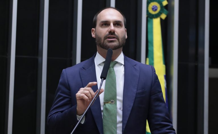 Oposição denuncia “perseguição judicial” contra Eduardo Bolsonaro