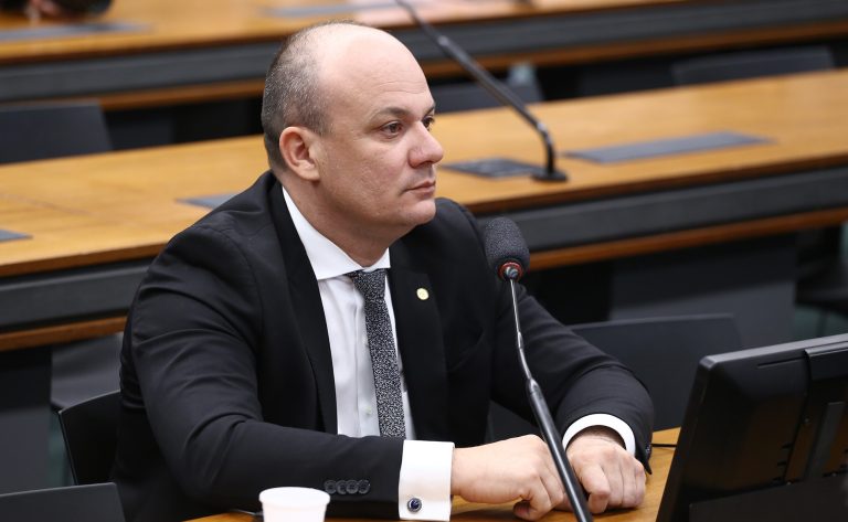 Projeto cria os crimes de sequestro de conta de rede social e estelionato digital