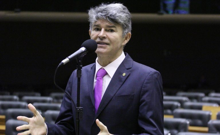 Projeto limita suspensão de contas de usuários em redes sociais