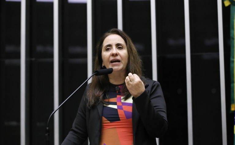 Projeto regulamenta instalação de ponto individual de recarga de carro elétrico em condomínio