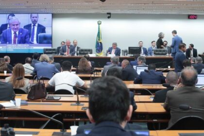 Comissão aprova Orçamento de 2025 com teto de despesas de R$ 2,2 trilhões
