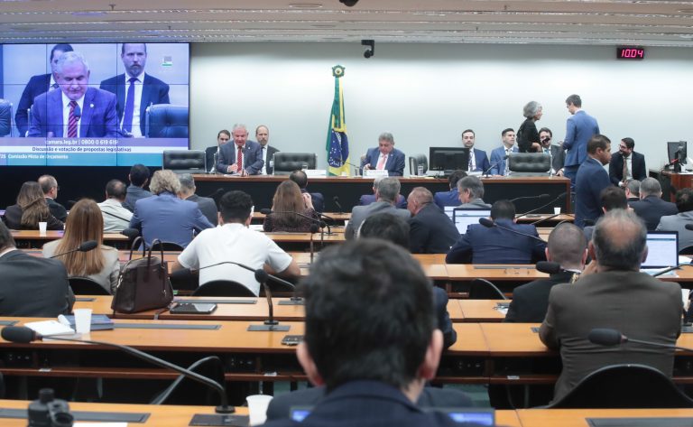 Comissão aprova Orçamento de 2025 com teto de despesas de R$ 2,2 trilhões