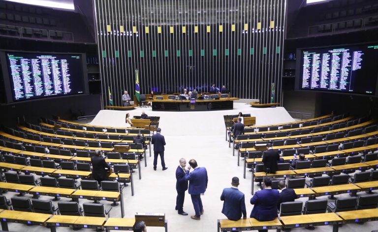 Câmara aprova aumento de pena para quem entregar bebida alcoólica a criança se houver o consumo; acompanhe