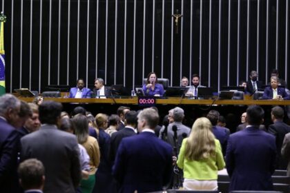Deputados da oposição criticam julgamento de Bolsonaro; governistas elogiam “dia histórico”
