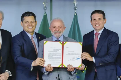 Lula entrega PEC da Segurança Pública ao Congresso; Motta garante celeridade na análise da proposta