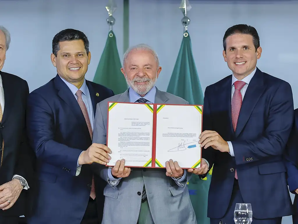 Lula entrega PEC da Segurança Pública ao Congresso; Motta garante celeridade na análise da proposta