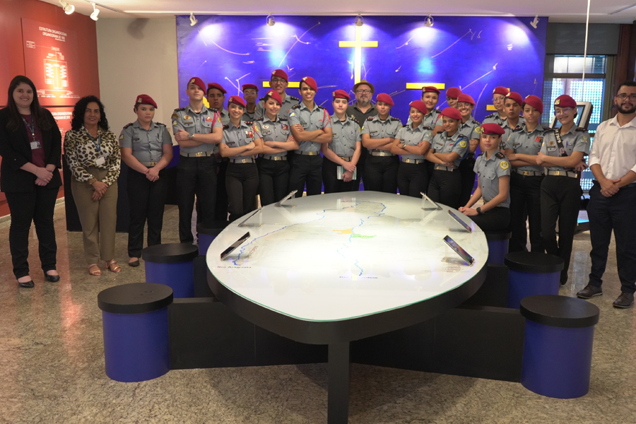 Estudantes do 3º ano de Colégio Militar conhecem a estrutura e funções do Tribunal do Estado