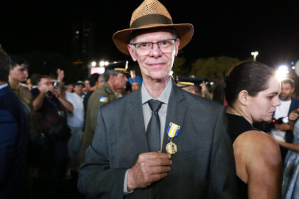 Presidente do TCETO é condecorado com a Medalha Tiradentes