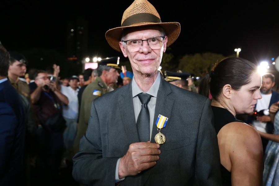 Presidente do TCETO é condecorado com a Medalha Tiradentes