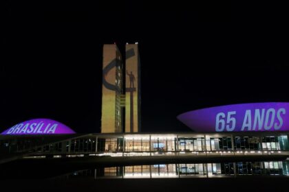 Prédio do Congresso recebe projeção de imagens em comemoração dos 65 anos de Brasília