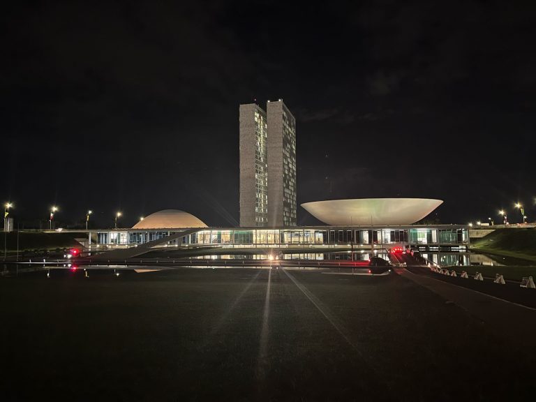 Congresso se ilumina de marrom como parte da campanha de prevenção à cegueira