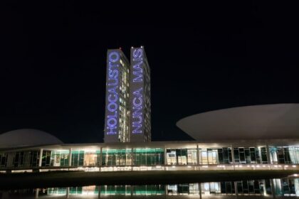 Congresso Nacional recebe projeção de frase em alusão ao Dia do Holocausto e do Heroísmo