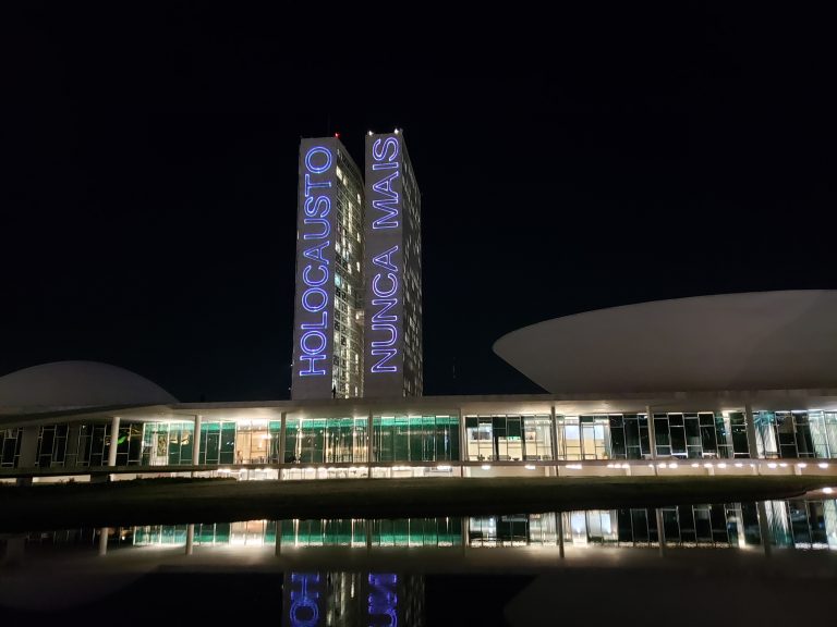 Congresso Nacional recebe projeção de frase em alusão ao Dia do Holocausto e do Heroísmo