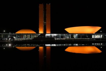 Congresso Nacional recebe iluminação laranja em apoio à proteção dos animais