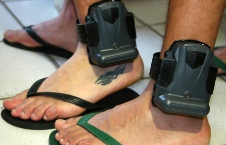 Lei permite o uso de tornozeleira em agressores de mulheres que estão sob medida protetiva de urgência