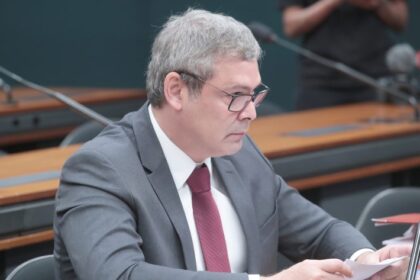 Projeto isenta tarifa bancária de pessoas com deficiência com renda até 5 salários mínimos