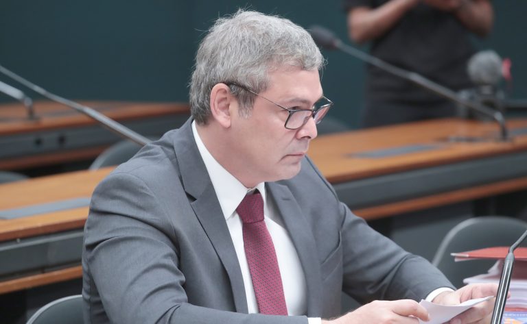 Projeto isenta tarifa bancária de pessoas com deficiência com renda até 5 salários mínimos