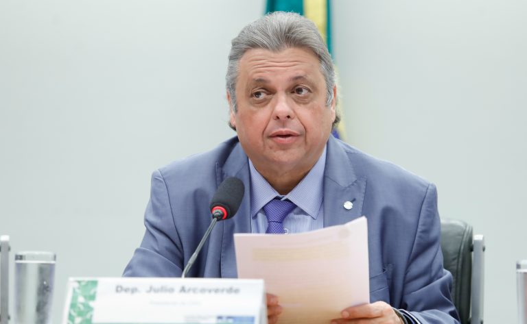 Comissão aprova projeto que prevê criação de delegacias especializadas no atendimento a torcedores