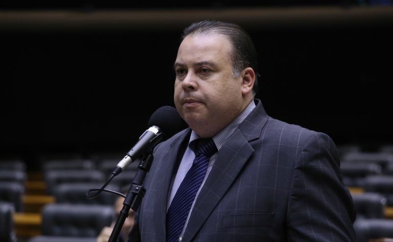 Comissão aprova projeto que reserva locais seguros para mulheres e crianças em estádios