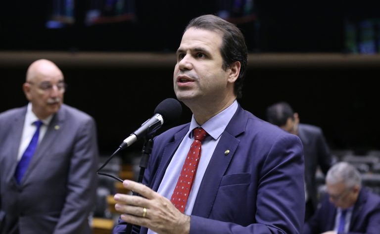 Projeto permite que trabalho voluntário seja critério de desempate para ingresso em curso de graduação