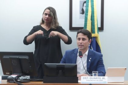 Projeto define computador, tablet e celular como produtos essenciais, com garantia de 2 anos