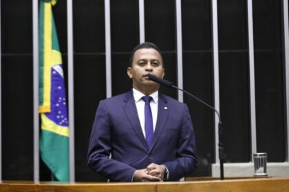 Comissão aprova proposta que permite deduzir aparelho auditivo do Imposto de Renda