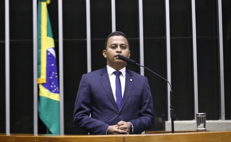 Comissão aprova proposta que permite deduzir aparelho auditivo do Imposto de Renda