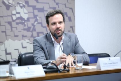 Presidente da Anatel defende projeto de lei alternativo para regular redes sociais