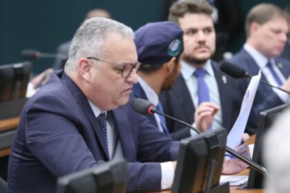 Comissão aprova penas para quem usar IA para incluir pessoas em imagens de nudez e atos sexuais e ameaçar divulgá-las