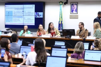 Participantes de debate defendem acompanhamento de fisioterapeutas durante parto