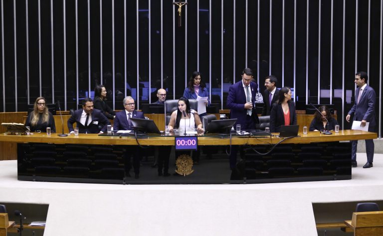 Sessão solene na Câmara dos Deputados lembra campanha contra maus-tratos a animais