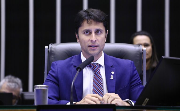 Comissão aprova isenção de tarifas bancárias para pessoas com deficiência com renda de até 5 salários mínimos