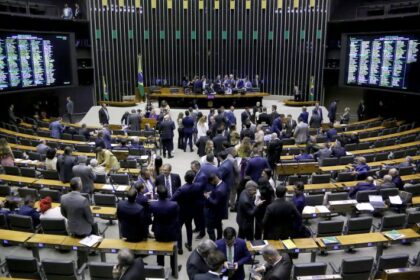 Câmara conclui discussão de projeto sobre combate a incêndios florestais; votação é adiada