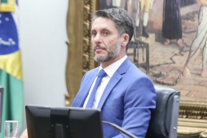 Relator recomenda prosseguir com processo contra Glauber Braga; votação de recurso na CCJ é adiada