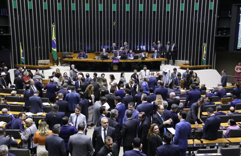 Câmara aprova projeto que facilita ajuda em desastres climáticos e o combate a incêndios florestais