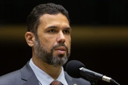 Projeto obriga escolas a capacitarem professores em primeiros socorros de saúde mental