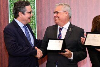 Conselheiro do TCETO recebe homenagem durante Congresso Internacional