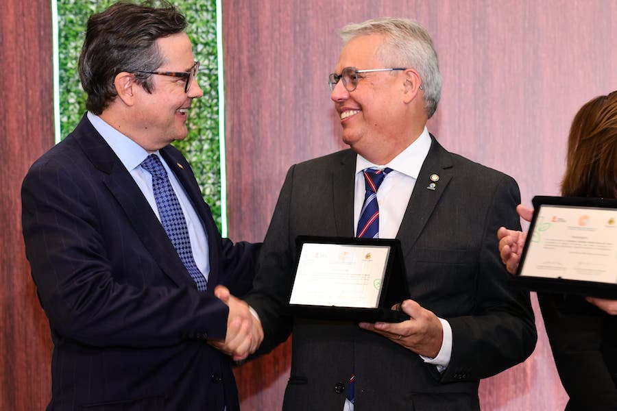 Conselheiro do TCETO recebe homenagem durante Congresso Internacional