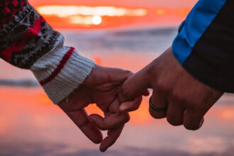 A Magia do Primeiro Olhar: Como os Olhos Falam no Início de Um Amor
