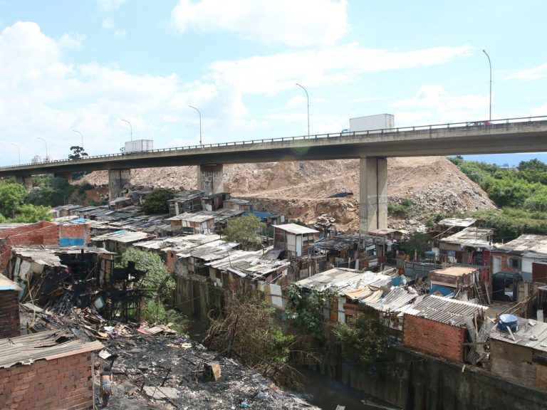Comissão debate criação de censo específico para mapear déficit habitacional