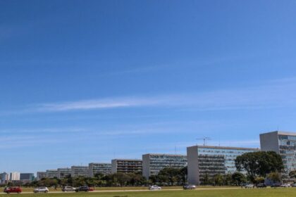 Projeto reajusta salários e reestrutura carreiras de servidores do Poder Executivo federal