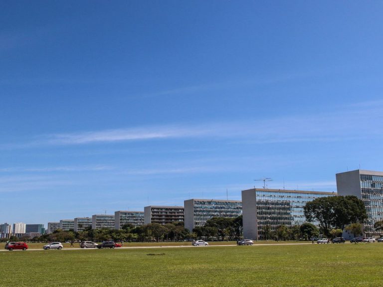 Projeto reajusta salários e reestrutura carreiras de servidores do Poder Executivo federal