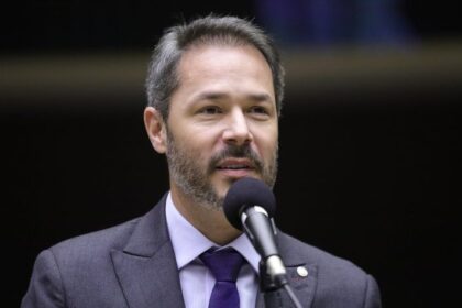 Projeto isenta taxistas e motoristas de aplicativo de tarifa por estacionamento rotativo público