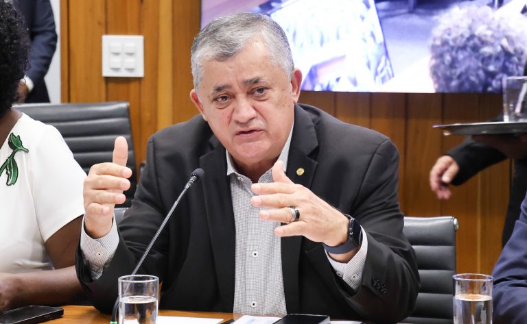 Reajuste de servidores deve ficar para esta quarta-feira, diz líder do governo