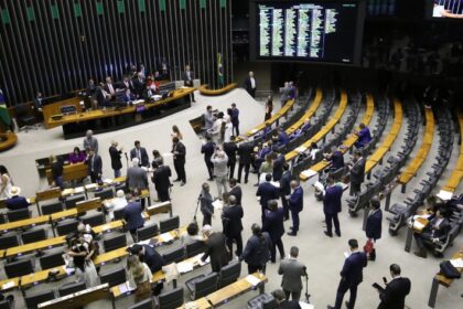 Proposta permite aumentar total de deputados e impede perda de vagas na Câmara