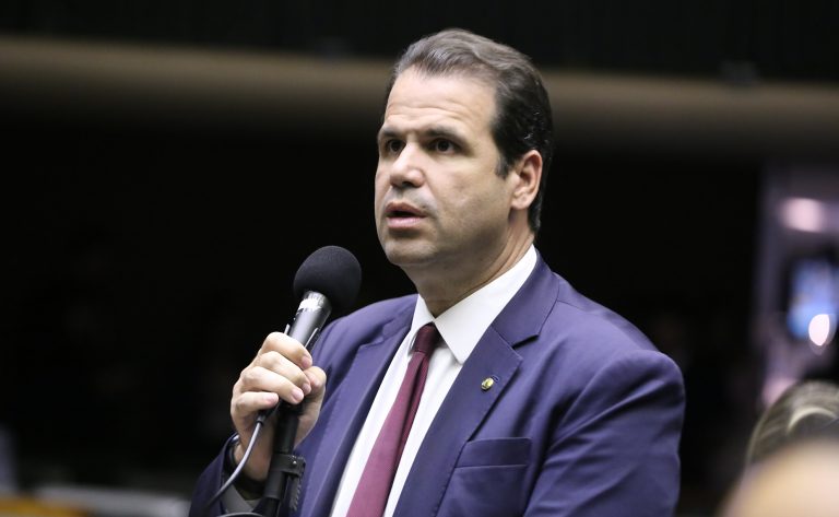 Comissão aprova projeto que libera venda de álcool 70% na forma líquida