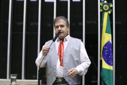 Projeto cria programa nacional para vacinar idosos e pessoas com deficiência em casa
