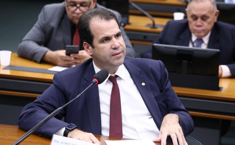 Comissão aprova projeto que exige relatórios à população sobre tarifas de energia