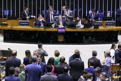 Câmara aprova suspensão de ação penal contra Delegado Ramagem relacionada a atos do 8 de janeiro